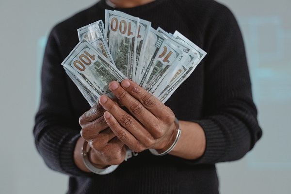 信用卡分期12期和24期哪個劃算？逾期了怎么協(xié)商還款？
