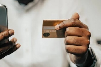 信用卡逾期影響車貸嗎？逾期影響公務(wù)員政審嗎？