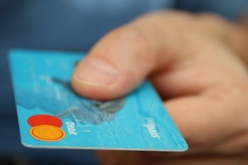 信用卡逾期利息和違約金怎么算的？會一直漲嗎？