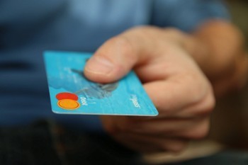 信用卡逾期上門取證是真的嗎？會(huì)不會(huì)去公司找人？