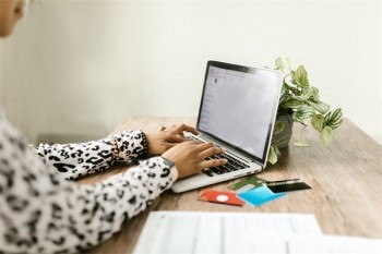 信用卡透支了5萬還不上怎么辦？利息一個月是多少？