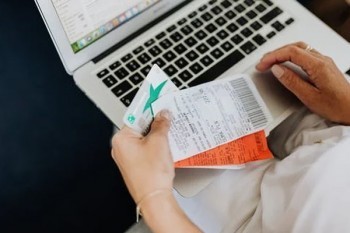 信用卡逾期銀行委托第三方合法嗎？逾期多久上門催收？
