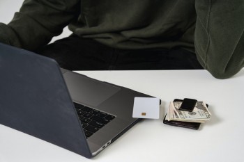 信用卡過(guò)了還款日多久才算逾期？利息怎么算？