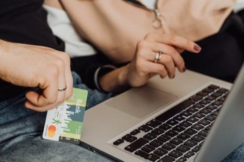 信用卡逾期違約金怎么算？和滯納金有什么區(qū)別？