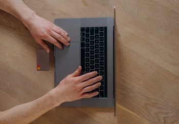 信用卡逾期手續(xù)費(fèi)怎么收取？逾期會(huì)坐牢嗎？