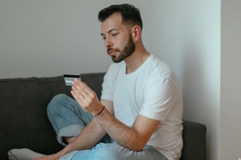 信用卡分期買東西是一次性扣么