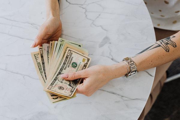 信用卡2w逾期2年可以協(xié)商嗎？逾期記錄幾年可以消除？