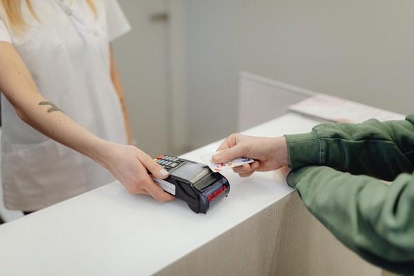 信用卡逾期收到法務(wù)通知短信真的嗎？怎么跟銀行協(xié)商還款？