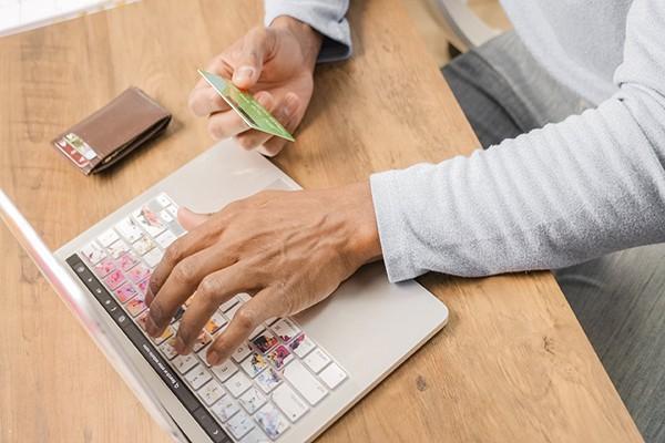 工商銀行信用卡逾期還款政策？逾期還可以辦卡嗎?