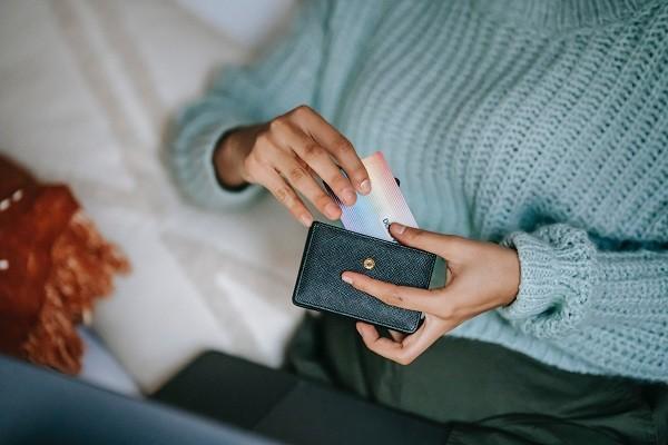 招商信用卡逾期四天內(nèi)算逾期嗎？逾期幾天會(huì)上信用？
