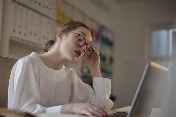 欠信用卡千萬別分期提前還是為什么？欠信用卡有什么后果