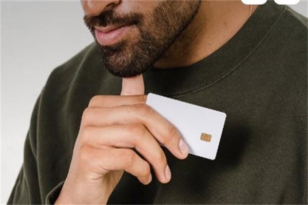 一人欠款被多家起訴還款順序是先還信用卡嗎？逾期有哪些后果？