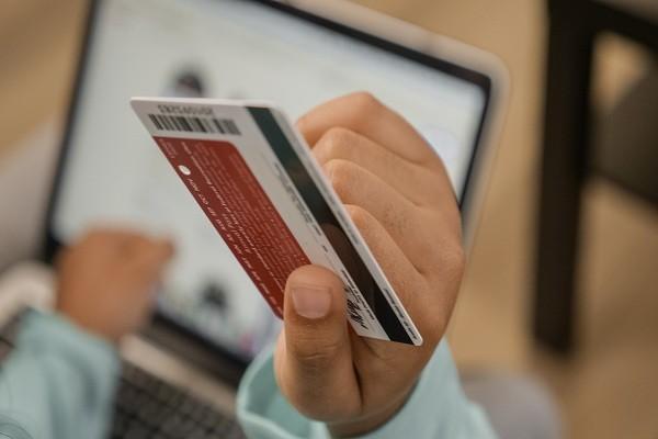 興業(yè)銀行信用卡八萬逾期利息多少？八萬逾期會怎么樣？