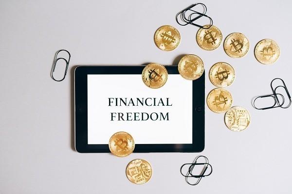 信用卡逾期銀行直接從儲蓄卡扣款合法嗎？逾期銀行會起訴我嗎？