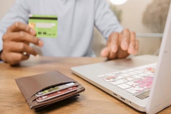 支付寶逾期會扣銀行卡里錢嗎？多久會影響信用問題？