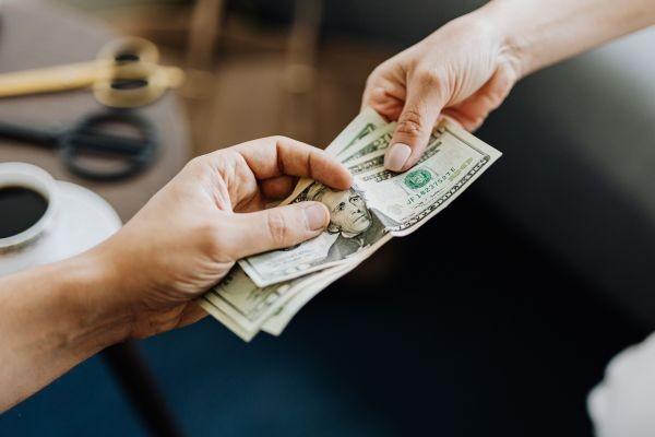 建行信用卡逾期違約金利率是多少？逾期如何協(xié)商還本金？