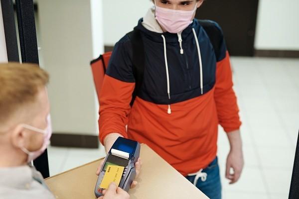 欠信用卡沒還上門催收是金額達(dá)到多少的？上門催收流程是什么？