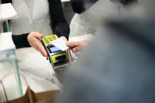 欠平安信用卡二萬逾期還不上怎么辦？多久不還會黑戶？