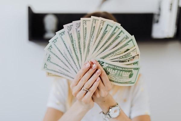 有逾期會影響辦信用卡嗎？怎么協(xié)商還款？