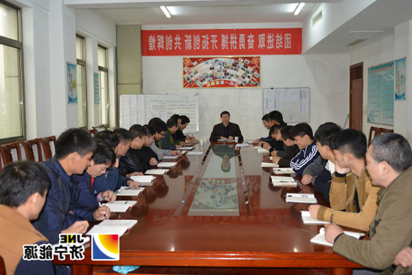 霄云煤矿：王召强参加综采区队支部组织生活会