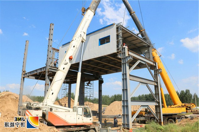 济矿物流：9月8日港口码头跨铁路廊道钢桁架正式开始吊装作业2（孙继业）_副本.jpg