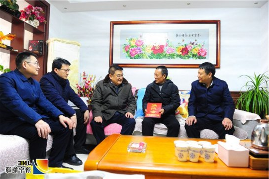 丰家雷春节前夕到集团公司困难党员家中走访慰问