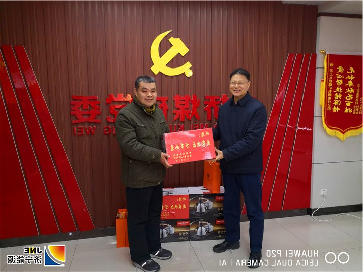 2019年1月30日，汶上县委副书记马平到义桥煤矿慰问首席技师。（张祥生）.jpg