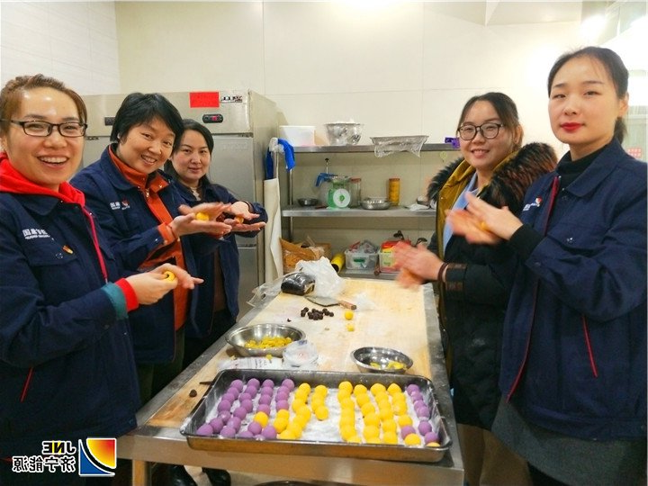 集团机关举办“包汤圆送祝福庆佳节”活动1.jpg
