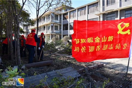 金源煤矿开展“拥抱春天 播种绿色”主题党日活动