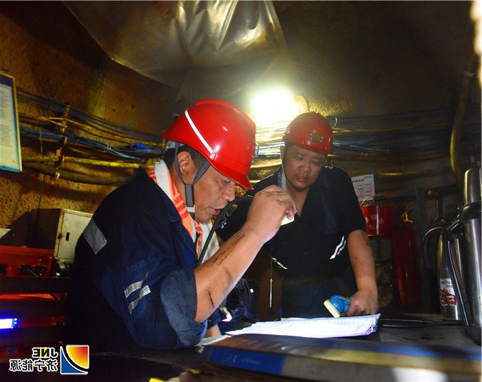 1566187652716436.jpg 三、8月16日 集团公司党委副书记、总经理张广宇在霄云煤矿井下查看干部带班签字情况(范栋 摄).jpg
