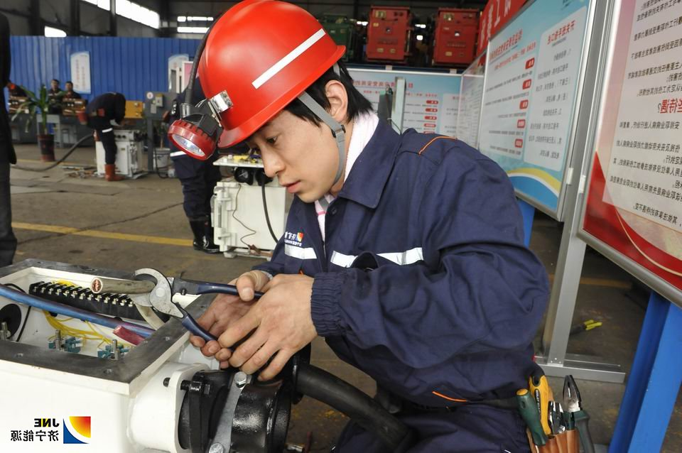 2019年11月14日，从普通工人到“技能状元”的精彩跨越---记集团公司2019年职技术比武采掘电钳工状元 王超(运河煤矿 单贝）.jpg