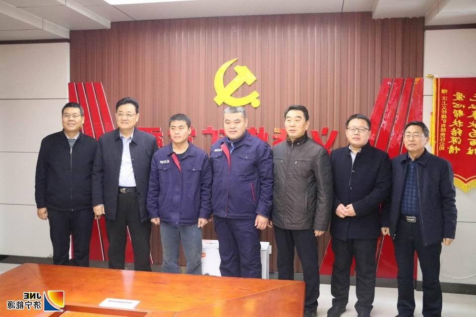 2020年1月4日上午，汶上县人大常委会主任胡新符一行8人到义桥煤矿走访慰问了该矿首席技师侯新领、张超晨，汶上县人大常委会副主任韦国强，该矿副总经理孙厚殷，副总经理白咸中等陪同。.JPG