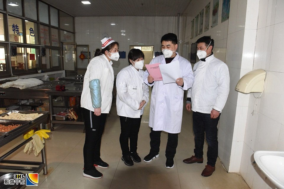卫生所负责人张超为职工宣讲防疫知识.jpg
