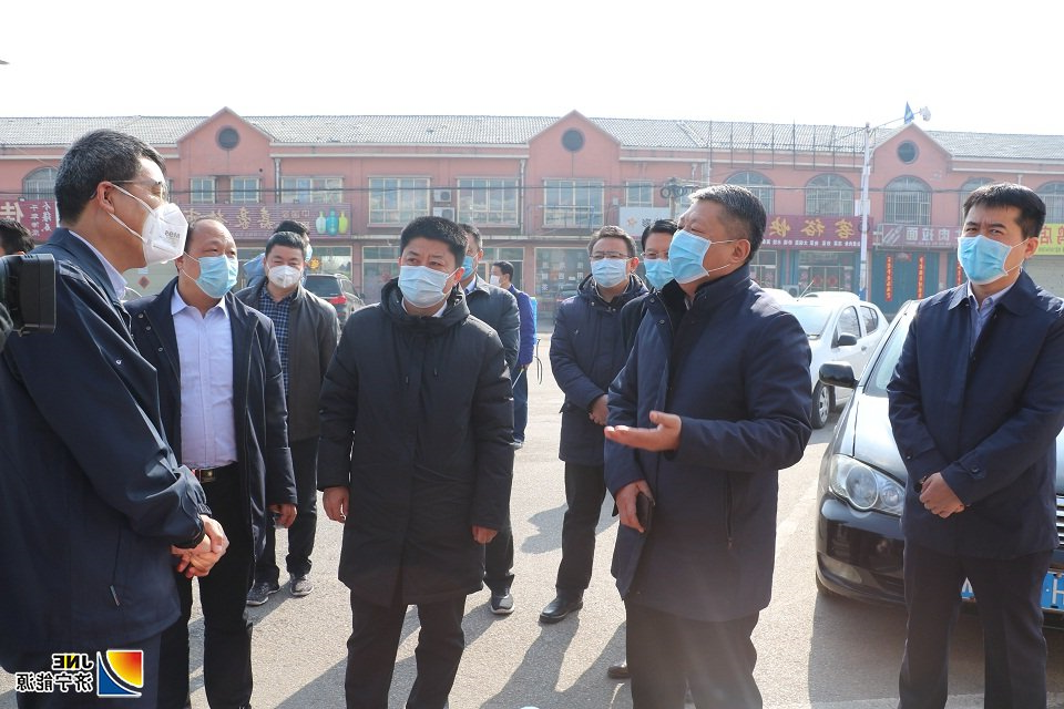 2月10，汶上县委副书记、县长李洪文在常务副县长王洪正、县政府办公室、应急管理局、发改局、环保局、经信局等部门负责人陪同下，到义桥煤矿督导疫情防控和节后复工复产工作。该矿党委书记、矿长陈建文和部分领导班子成员参加。.jpg