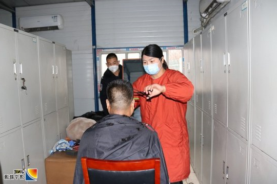 济矿物流公司邀请理发师为职工免费理发