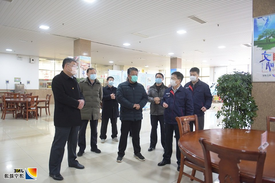 2020年2月28日，市人大副主任张玉华到霄云煤矿食堂查看防疫防控工作（摄影：范栋）.jpg