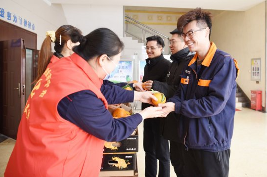 金桥煤矿：“橙”心“橙”意送温暖  又暖又甜！