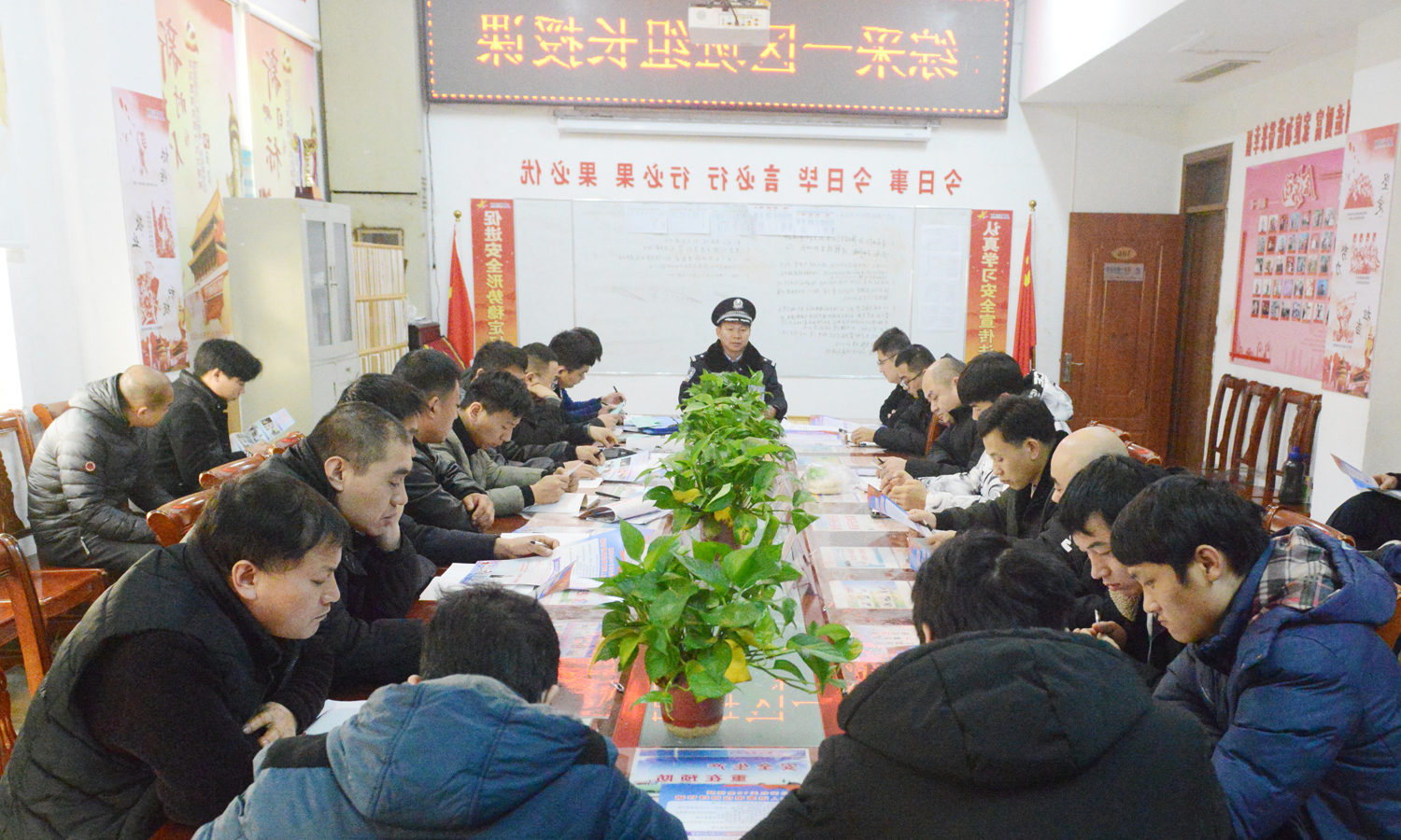 霄云煤矿邀请派出所专家民警巡回给工区职工进行法制意识教育.JPG