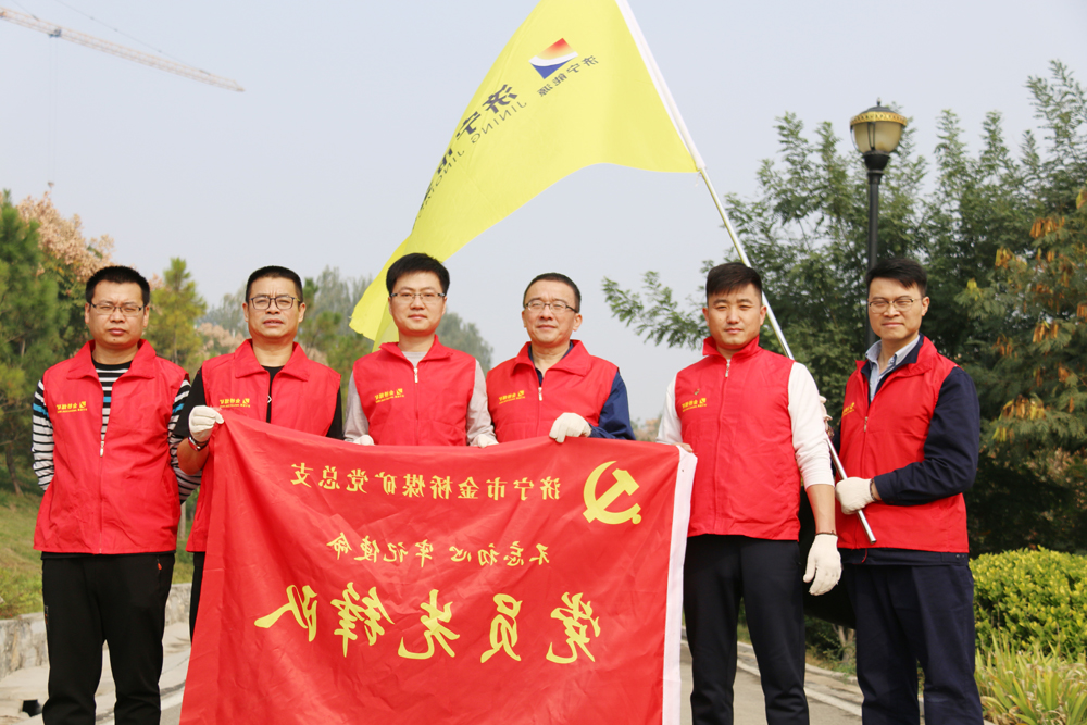 1608106247460772.jpg 2019年10月24日,金桥煤矿运转工区党支部志愿者在行动(刘慧慧 摄) (1).jpg