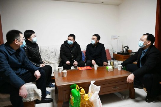 市国资委领导走访慰问集团公司困难党员