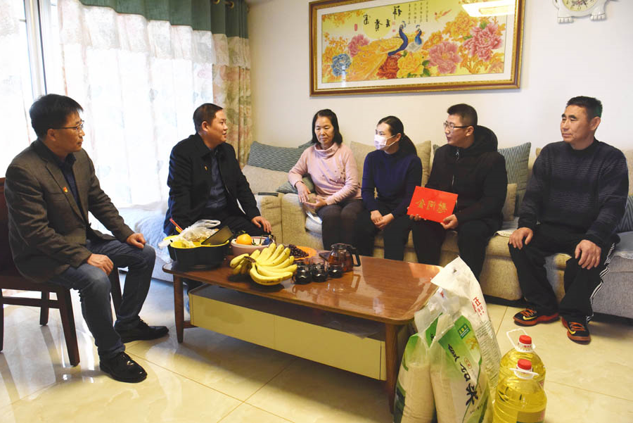 霄云煤矿为困难党员送去过节物资.jpg