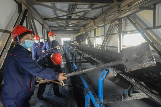 霄云煤矿女工体验一线岗位艰苦 提升主动服务意识