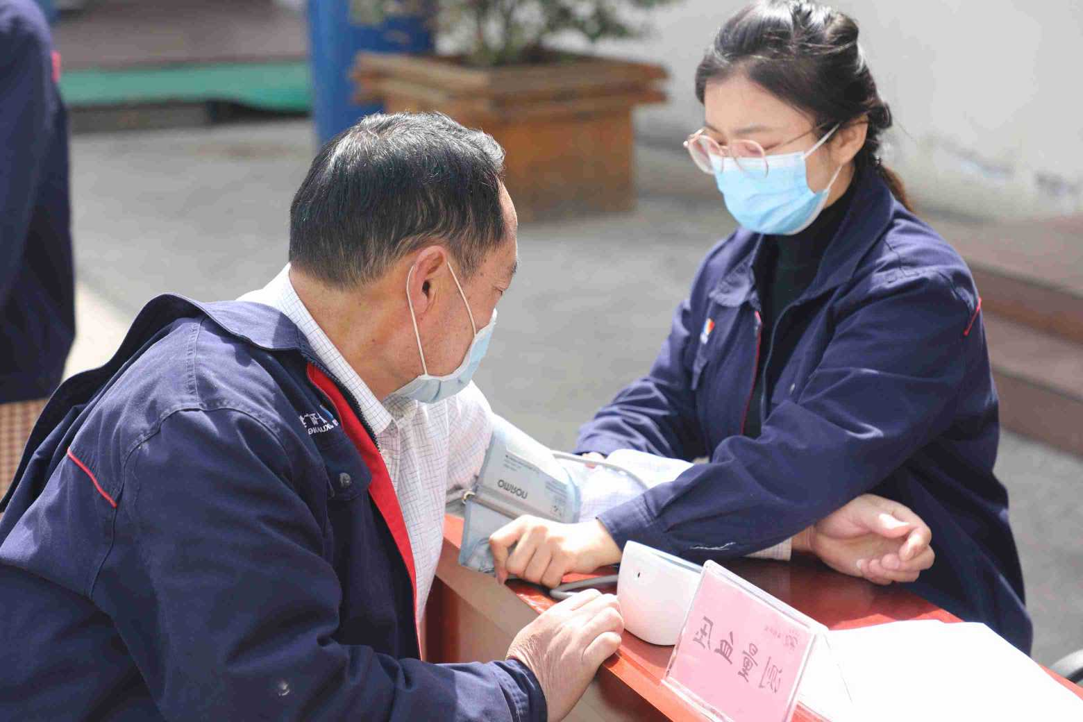 2020-03-17 海纳科技志愿者活动为职工量血压(1)(1).jpg