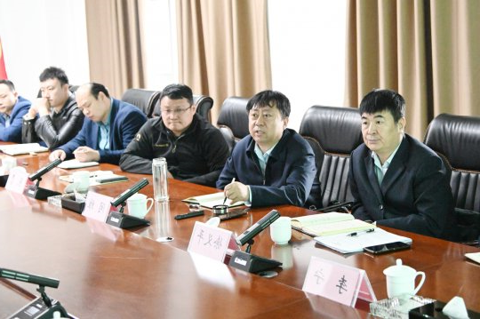 闵维参加梁山港通航前大物贸工作专题会议