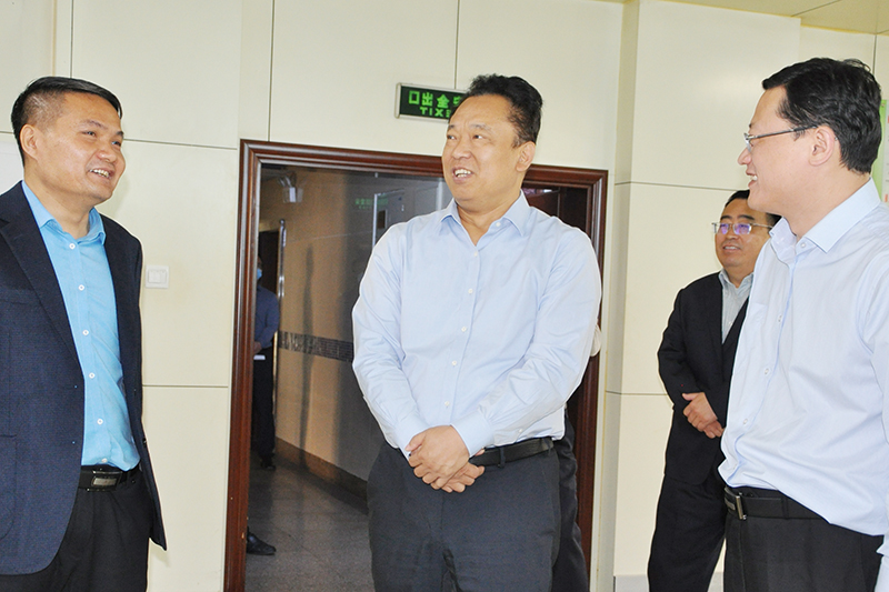 金乡县委副书记、县长郑士民到花园煤矿督导安全生产工作1（李金夫摄）.jpg