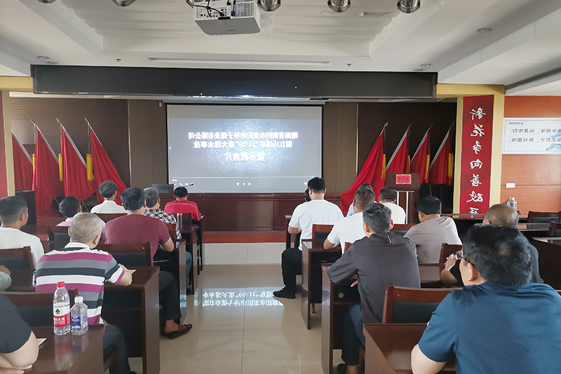 霄云煤矿组织观看安全警示视频.jpg