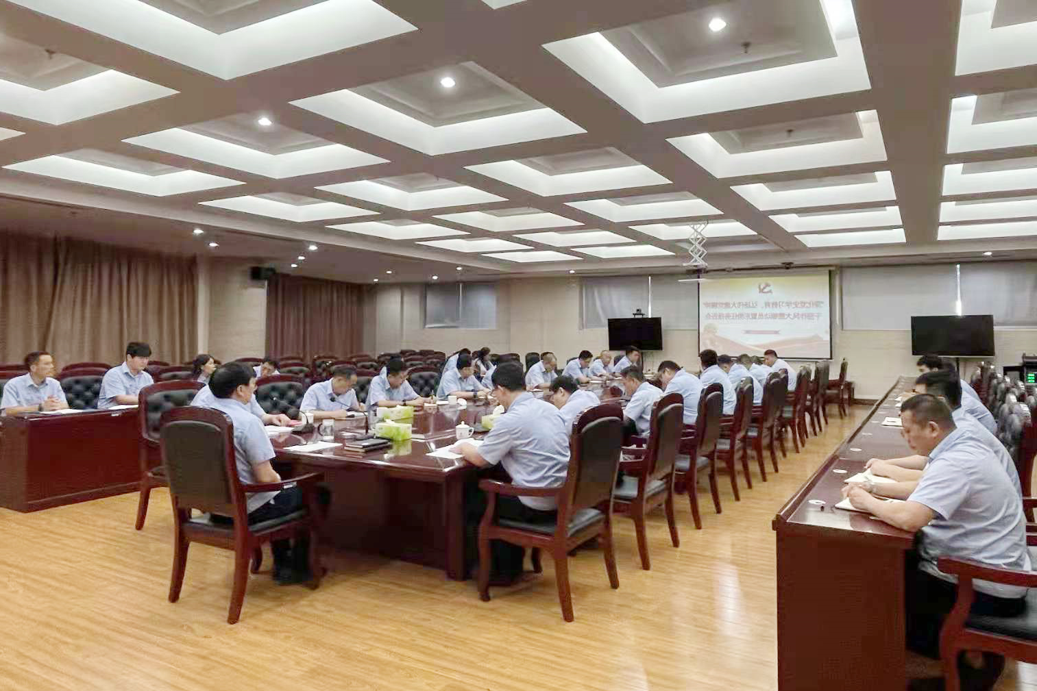 安居煤矿召开干部作风大整顿活动动员暨形势任务报告会（冯莹莹）.jpg