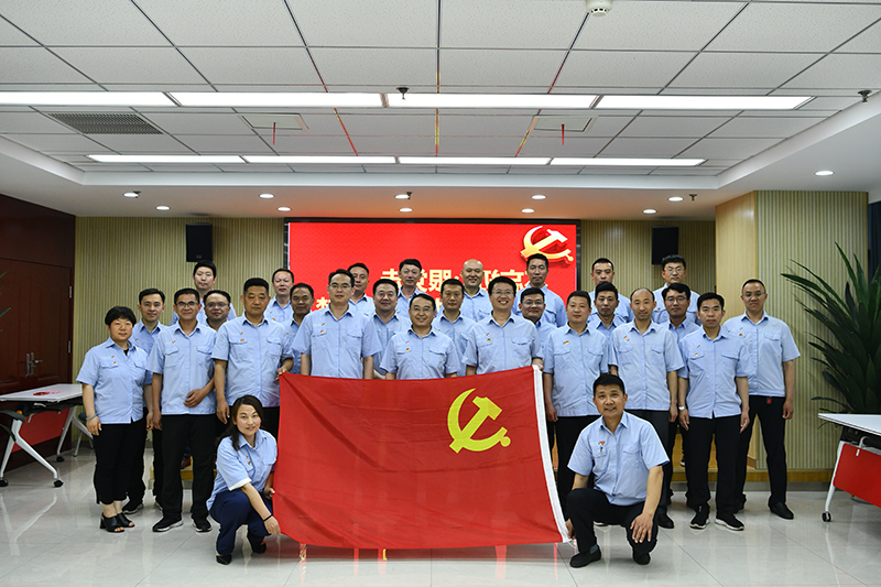 物资公司全体党员开展我与党旗合影1.jpg