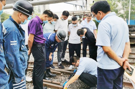 霄云煤矿开展“轨道线路敷设标准”专题培训