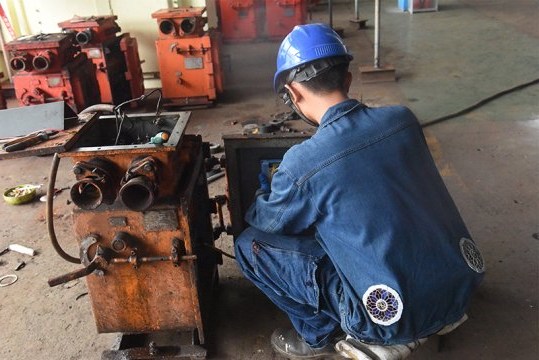 我为职工办实事丨霄云煤矿：机修厂职工穿上了“空调服”